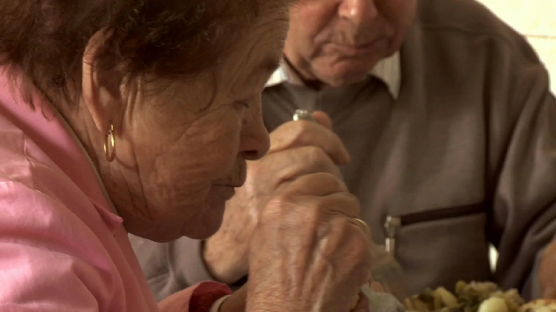 Fotograma de 18 comidas: unha parella de anciáns come en silencio