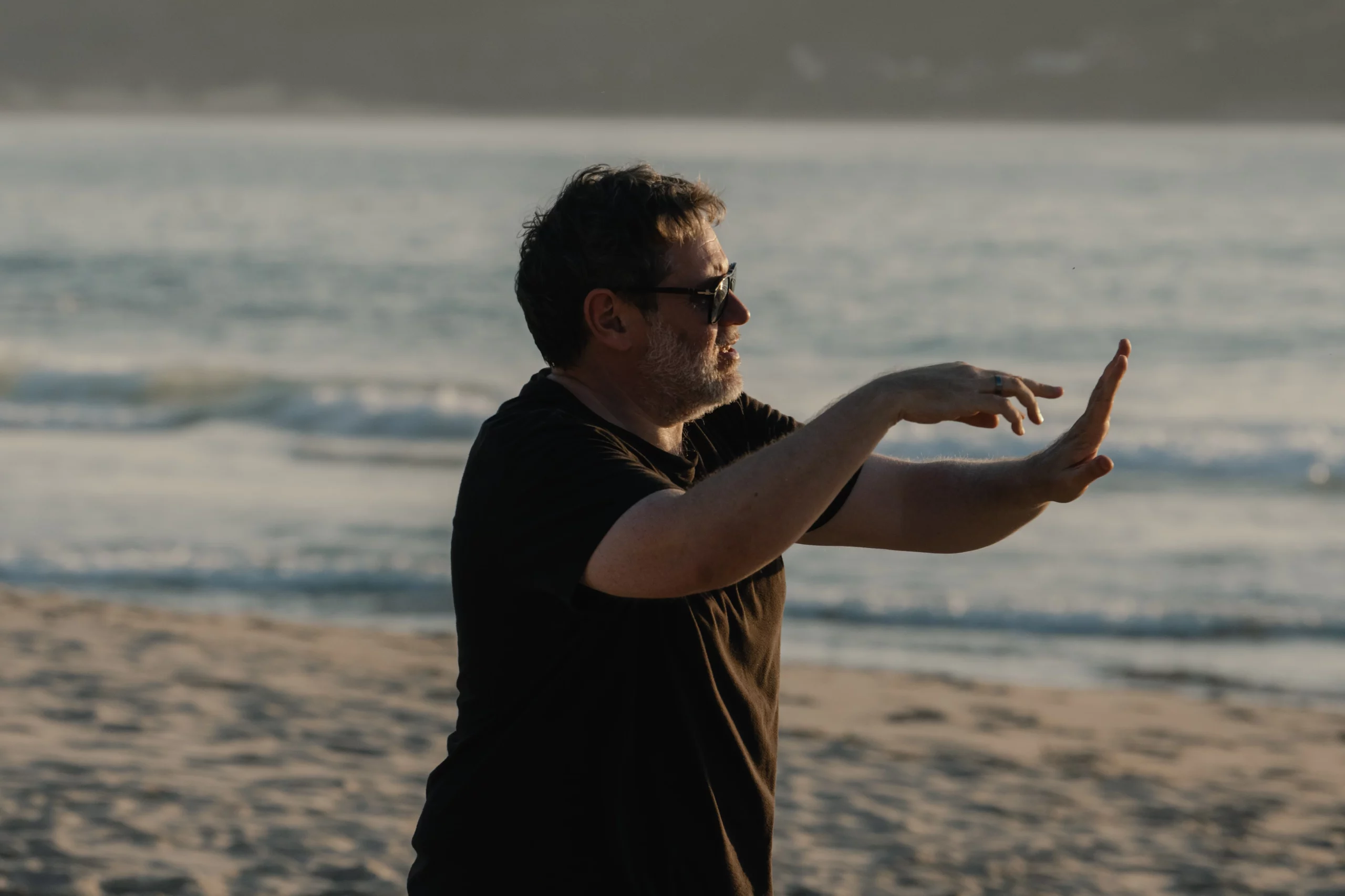 Jorge Coira encadrando cun xesto das mans nunha praia durante a rodaxe da terceira tempada de Rapa